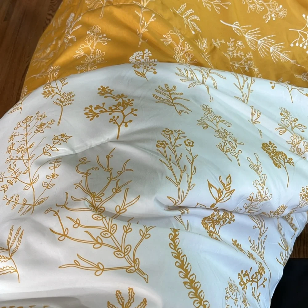 NWOT Twin XL Comforter & Pillow Sham (1) Yellow-Gold Print